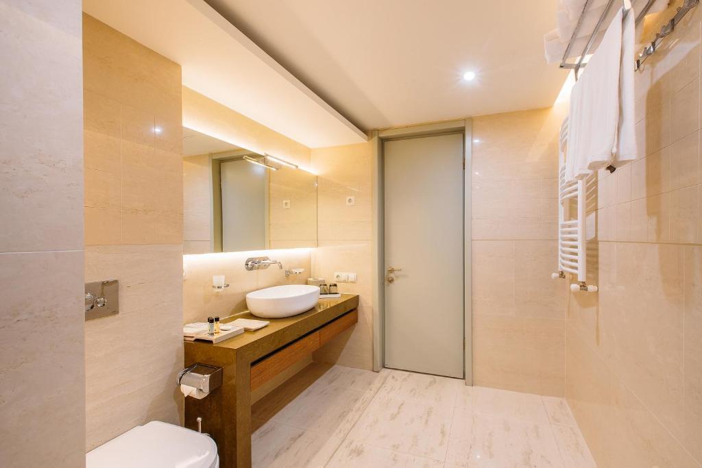 قیمت تور گرجستان هتل گلدن پالاس Golden Palace Hotel