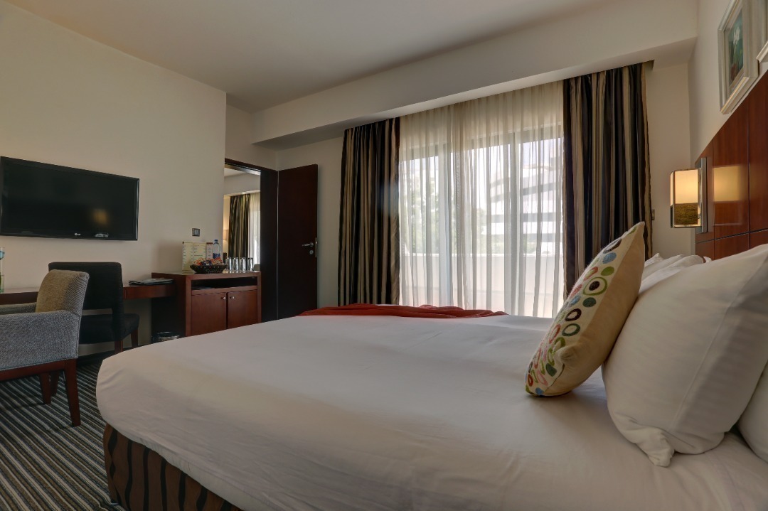 رزرو و خرید تور کیش هتل شایگان کیش با خدمات کامل و گشت جزیره بهمراه پرواز چارتری و منوی بوفه آژانس هواپیمایی آریا اوج پر