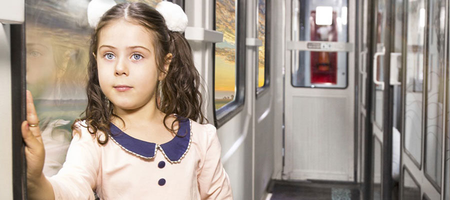عکس دختر بچه در قطارهای فدک