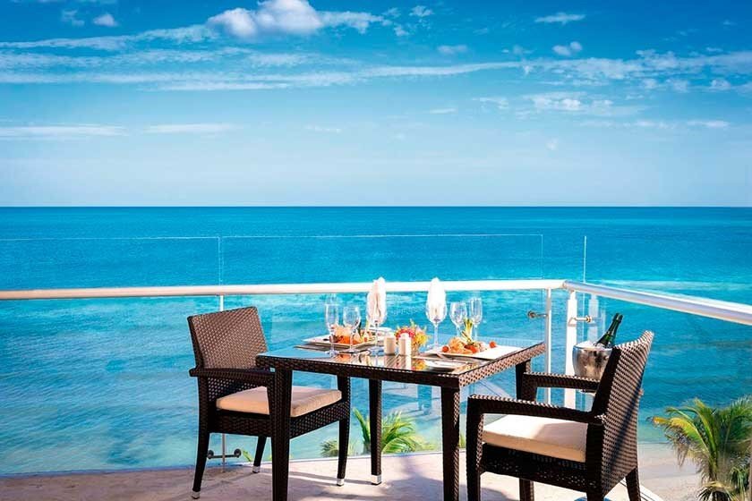  تور کیش با ناهار و صبحانه فولبرد در رستوران 