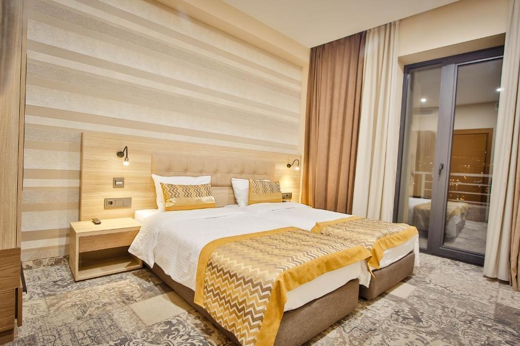  تور لاکچری تفلیس هتل آمری پلازا 