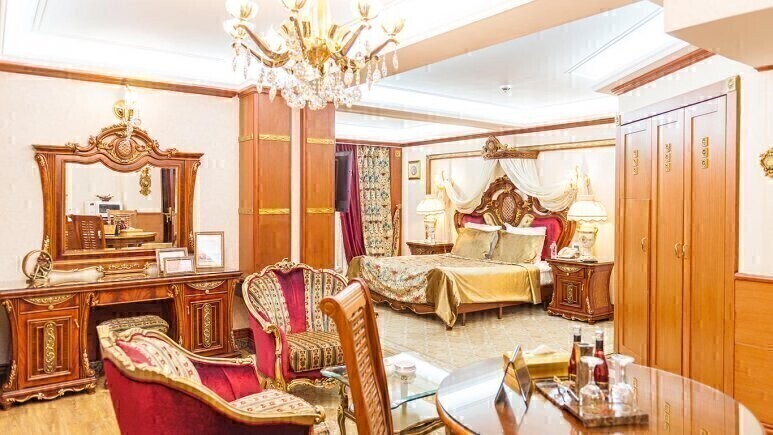 تور مشهد هوایی هتل قصر طلایی پنج ستاره بهمراه عکس و لوکیشن و نظرات مسافران با پرواز اتوبوس vip لحظه آخری ارزان اقامت د