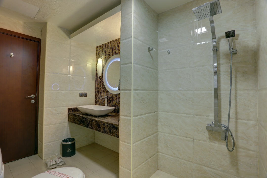 رزرو و خرید تور کیش هتل شایگان کیش با خدمات کامل و گشت جزیره بهمراه پرواز چارتری و منوی بوفه آژانس هواپیمایی آریا اوج پر