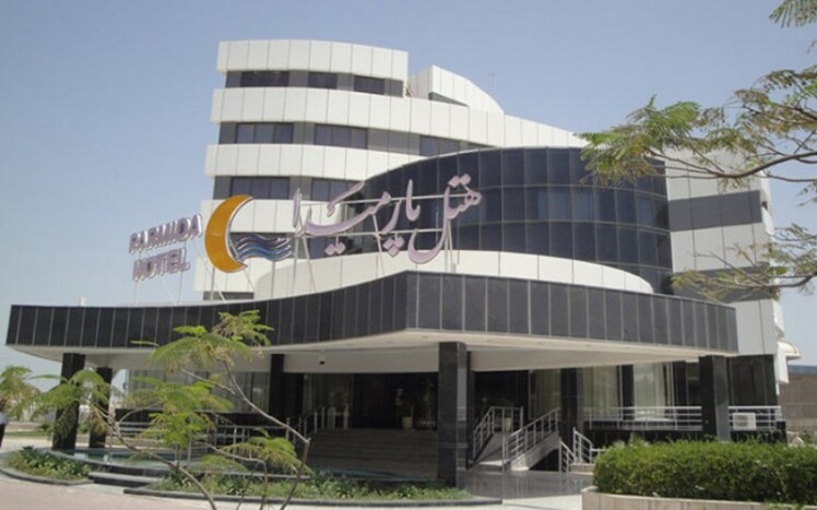 تور کیش هتل پارمیدا با خدمات کامل با رستوران با منوی غذایی فولبرد صبحانه ناهار و شام