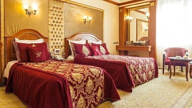 تور مشهد هوایی هتل قصر طلایی پنج ستاره بهمراه عکس و لوکیشن و نظرات مسافران با پرواز اتوبوس vip لحظه آخری ارزان اقامت د