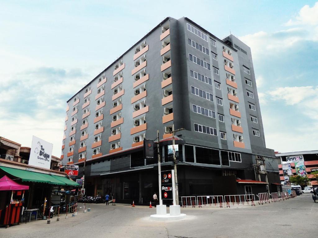 تور پاتایا هتل د گرن دی نایت با پرواز ماهان و سلام ایر بهترین زمان پروازی آژانس هواپیمایی آریا اوج پرواز کرج