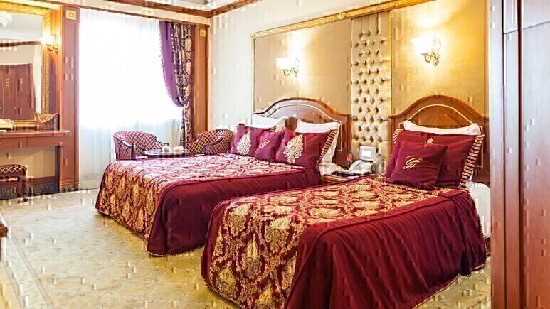 تور مشهد هوایی هتل قصر طلایی پنج ستاره بهمراه عکس و لوکیشن و نظرات مسافران با پرواز اتوبوس vip لحظه آخری ارزان اقامت د