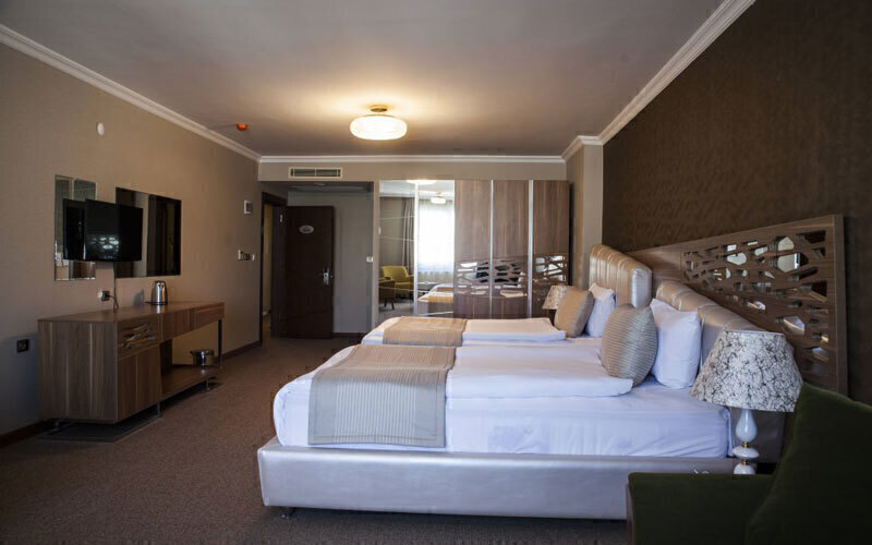 تور وان هتل رویال میلانو بهمراه عکس و لوکیشن و نظرات مسافران با اتوبوس vip لحظه آخری ارزان اقامت در هتل های کولر دار مرک