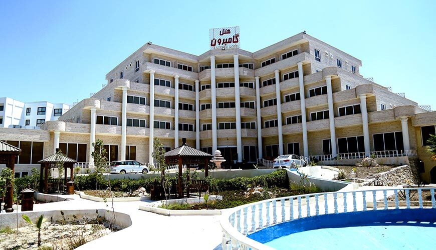 تور کیش هتل گامبرون تخفیف دار بهمراه عکس از هتل و لابی و اتاق ها و رستوران و منوی غذایی آژانس مسافرتی آریا اوج پرواز