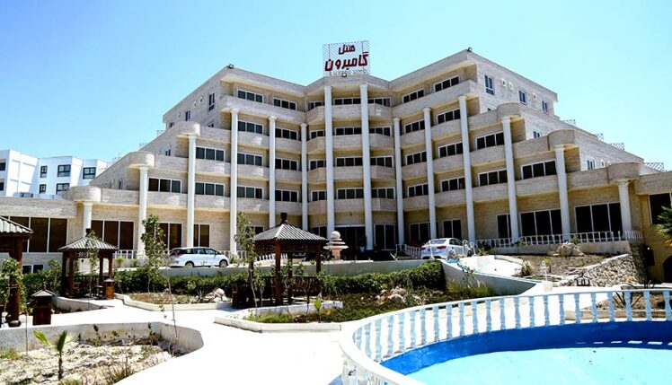 تور کیش هتل گامبرون تخفیف دار بهمراه عکس از هتل و لابی و اتاق ها و رستوران و منوی غذایی آژانس مسافرتی آریا اوج پرواز