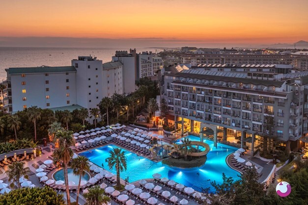 تور-آنتالیا-گروهی-با-خدمات-کامل-و-هتل-های-5-ستاره-ALL-و-UALL-یک-هفته-اقامت