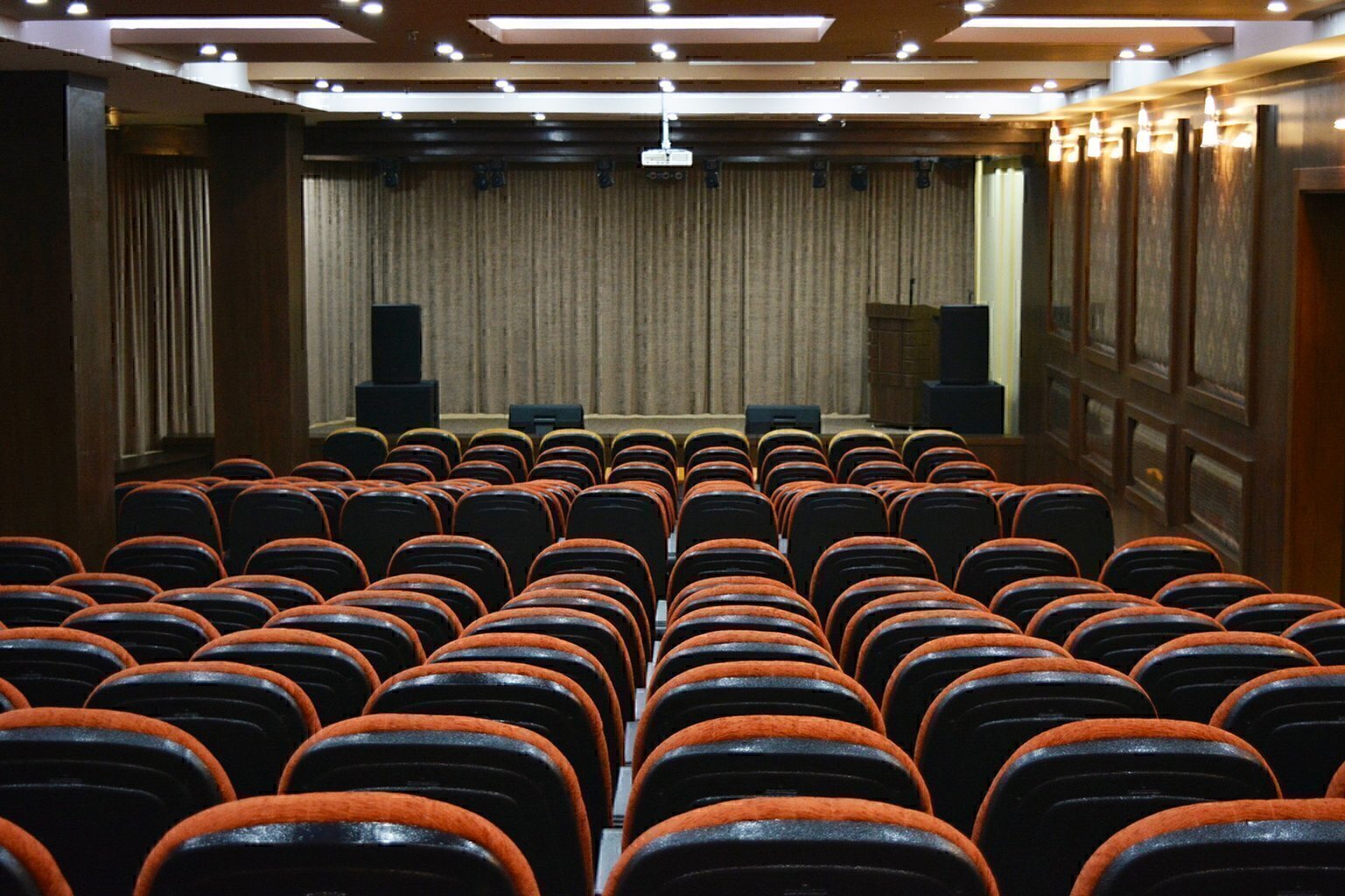 رزرو و خرید تور کیش هتل لیلیوم کیش با خدمات کامل و گشت جزیره بهمراه پرواز چارتری و منوی بوفه آژانس هواپیمایی آریا اوج پر